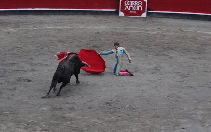 Juan Leal inició de rodillas la faena al quinto toro de la tarde.