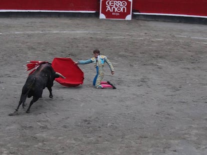 Juan Leal inició de rodillas la faena al quinto toro de la tarde.