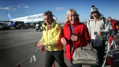 Turistas británicos llegan al aeropuerto de Alguaire en Lleida.