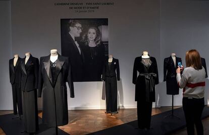 Yves Saint Laurent con Catherine Deneuve y algunos de los diseños para ella.