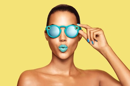 <b>Spectacles, de Snapchat.</b> Con un toque en la patilla, estas lentes inteligentes graban vídeos de hasta 30 segundos que se pueden compartir en la red social de Snapchat. Por ahora solo se vende en Estados Unidos. Precios: 118 euros. www.sanpchat.com