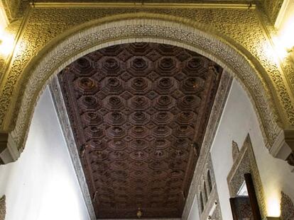 El recién restaurado artesonado del salón de Carlos V del Real Alcázar de Sevilla.