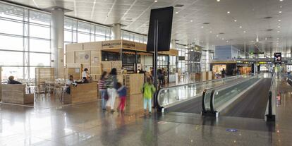 Una de las cafeterías en la T4 de Madrid-Barajas.