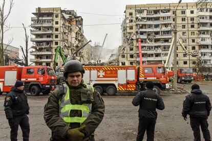 Las fuerzas de seguridad ucrania acordonan el edificio bombardeado en Dnipró, donde este domingo continuaban las labores de rescate.