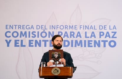 Gabriel Boric recibe el informe de propuestas de la Comisión para la Paz y Entendimiento, este martes en Santiago.