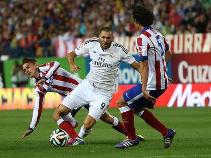 Benzema, entre Griezmann y Tiago.