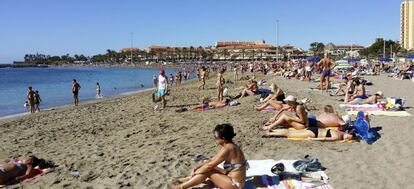 Turistas en la playa de Los Cristianos (Tenerife)