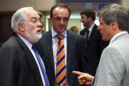 El ministro español de Agricultura, Alimentación y Medio Ambiente, Miguel Arias Cañete (izq), conversa con el comisario europeo de Agricultura y Desarrollo Rural, Dacian Ciolos (dcha), antes del inicio del Consejo de ministros de Agricultura y Pesca de la Unión Europea en Bruselas (Bélgica). EFE/Archivo