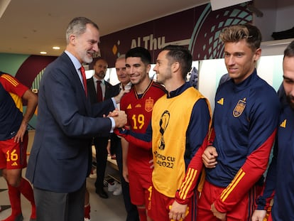 DOHA, 23/11/2022.- El rey Felipe VI (i) felicita a los jugadores de la selección tras el partido este miércoles en su estreno ante Costa Rica en el Mundial de fútbol de Qatar 2022 en el estadio Al Thumama de Doha. EFE/ Ballesteros

