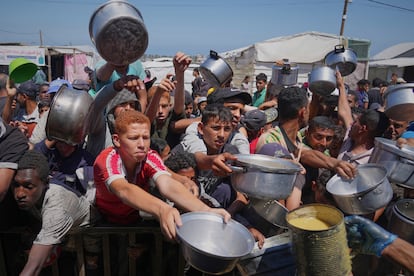 Un grupo de palestinos se acerca para recibir comida en Gaza, este viernes.