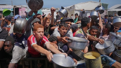 Un grupo de palestinos se acerca para recibir comida en Gaza, este viernes.