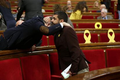 Alguns dels diputats s'abracen a l'interior del Parlament.