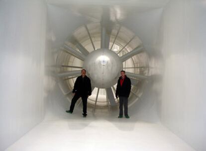 Joan Villadelprat (a la izquierda) y su socio Fernando de Larratea, en el túnel de viento de Epsilon Euskadi.