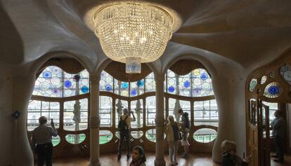 La làmpada del pis noble de la Casa Batlló de Gaudí, després de recuperar el lloc que va tenir fa dècades i després d'aparèixer a l'interior d'una maleta.