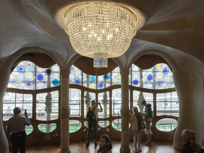 La lámpara del piso noble de la Casa Batlló de Gaudí, tras recuperar el lugar que tuvo hace décadas y tras aparecer en el interior de una maleta.