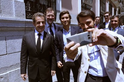 Sarkozy i el president Rajoy es fan un 'selfie' amb un admirador.