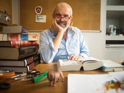 El modista Lorenzo Caprile en su taller de alta costura en la calle Claudio Coello de Madrid.