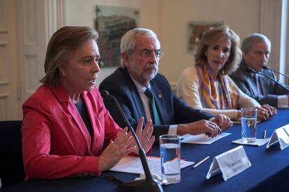 María Amparo Casar, Enrique Graue, rector de la UNAM, y María Elena Morera en rueda de prensa en la Casa del Lago.