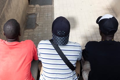 De izquierda a derecha: Mamadou, Emmanuel y Ousmane (nombres ficticios los tres), supervivientes de la zódiac en la que fallecieron tres personas por heridas de bala, en Las Palmas de Gran Canaria el 7 de julio. 