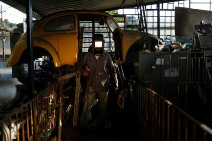 Pedro Grapiuna, escultor de metais, posa para a foto em seu local de trabalho, no Rio de Janeiro. Ao ser perguntado de sua opinião sobre os Jogos Olímpicos, Pedro responde: "É positivo que muita gente venha do exterior para experimentar o lado bom da cidade." Pedro também está preocupado pela violência e a infraestrutura precária.