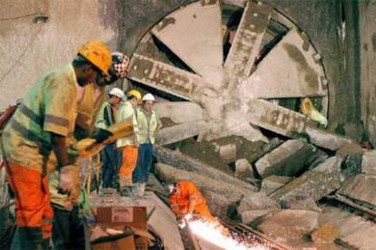 Trabajadores despejan el paso de la tuneladora de la línea 1 del metro.