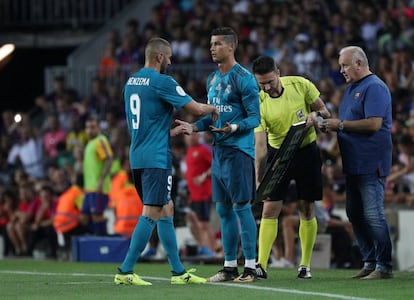 Cristiano Ronaldo sale al campo de juego replazandoa Benzema.