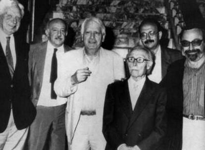 Spender, Muñoz Suay, Semprún, Gil-Albert, Montalbán y Savater, en el Congreso de Intelectuales de Valencia de 1987.