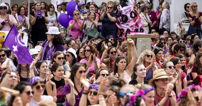 Concentración en Lucerna durante la jornada de huelga de mujeres, este viernes en Suiza.