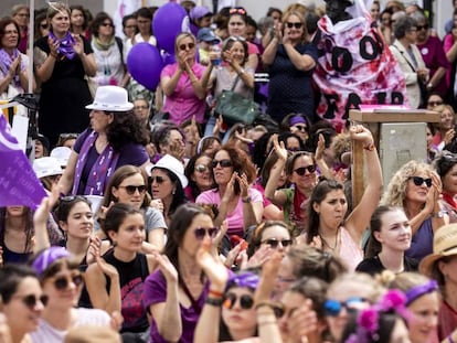 Concentración en Lucerna durante la jornada de huelga de mujeres, este viernes en Suiza.