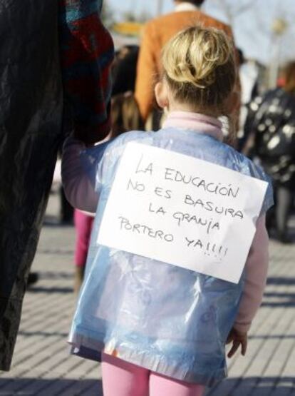 Una ni&ntilde;a del colegio Las Granjas de Jerez, con un cartel de protesta.