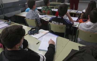 Varios alumnos en un instituto de secundaria español.