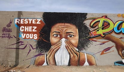 “Quedaos en casa” pide uno de los grafitis del colectivo senegalés Undu Graff, que ha pintado diferentes murales de arte urbano estos días en los suburbios de Dakar a fin de concienciar a la población de las medidas de prevención ante la covid-19. 