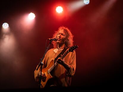 Robe, anoche, en el Auditorio Miguel Ríos de Rivas (Madrid), en una de las primeras canciones de la noche.