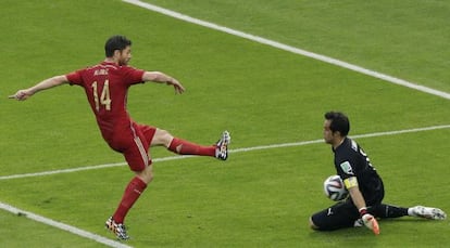 Claudio Bravo detiene el disparo de Xabi Alonso.