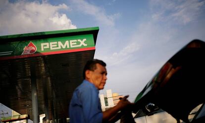 Un hombre reposta en una gasolinera Pemex.