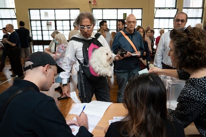 Ambiente electoral en el instituto La Sedeta en el Eixample de Barcelona. 