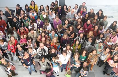 Las familias, las mujeres, se reúnen en grupos organizador por El Parto es Nuestro para contar sus experiencias.