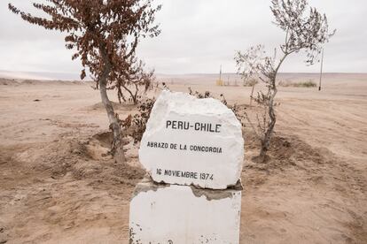 Hito fronterizo entre Chile y Perú. Muchos migrantes son convencidos por los ‘coyotes’ para cruzar este desierto de forma clandestina arriesgando su vida por la presencia de minas a lo largo de la frontera.