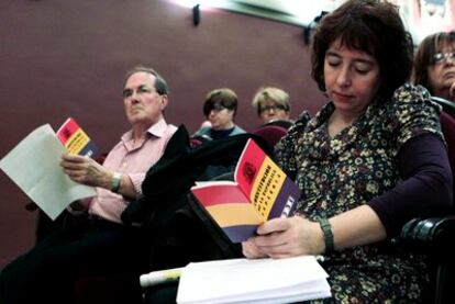 Asistentes a la lectura continuada de la Constitución de 1931 en el Ateneo de Madrid, para conmemorar el 80 aniversario de la II República.