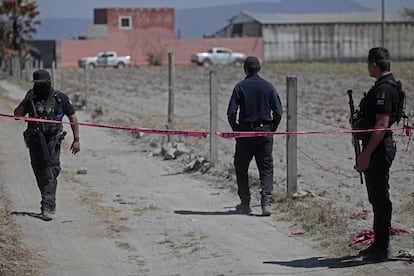 Elementos de la policía resguardan la entrada al Rancho Izaguirre, este martes en Teuchitlán, Jalisco.