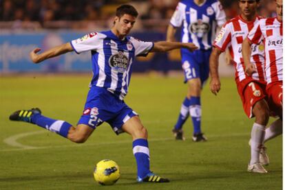 El jugador del Deportivo Juan Domínguez dispara a puerta en un partido contra el Almería, el pasado viernes.