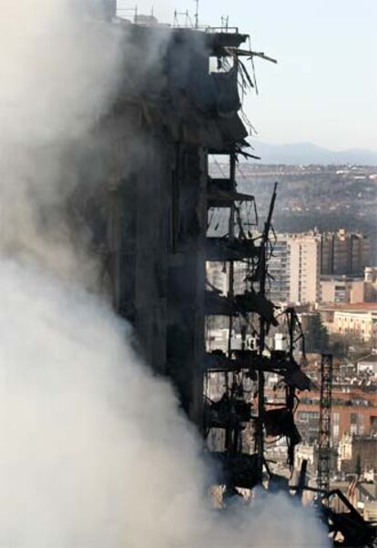 La estructura de la torre, vista desde un edificio cercano.