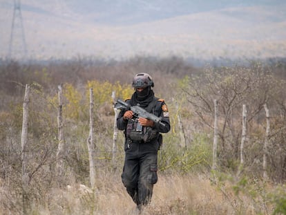 Policía estatal Fuerza Civil durante la búsqueda de mujeres desaparecidas en el Estado de Nuevo León.