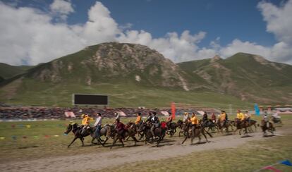 Jinetes nómadas tibetanos participan en una carrera en la meseta del Tíbet, en el condado de Yushu (China).