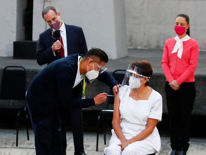 María Irene Ramírez recibe la primera inyección con una dosis de la vacuna en el Hospital General en la Ciudad de México.