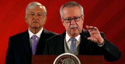 El exministro de Hacienda de M&eacute;xico Carlos Arz&uacute;a durante una comparecencia ante la prensa secundado por el presidente, Andr&eacute;s Manuel L&oacute;pez Obrador.