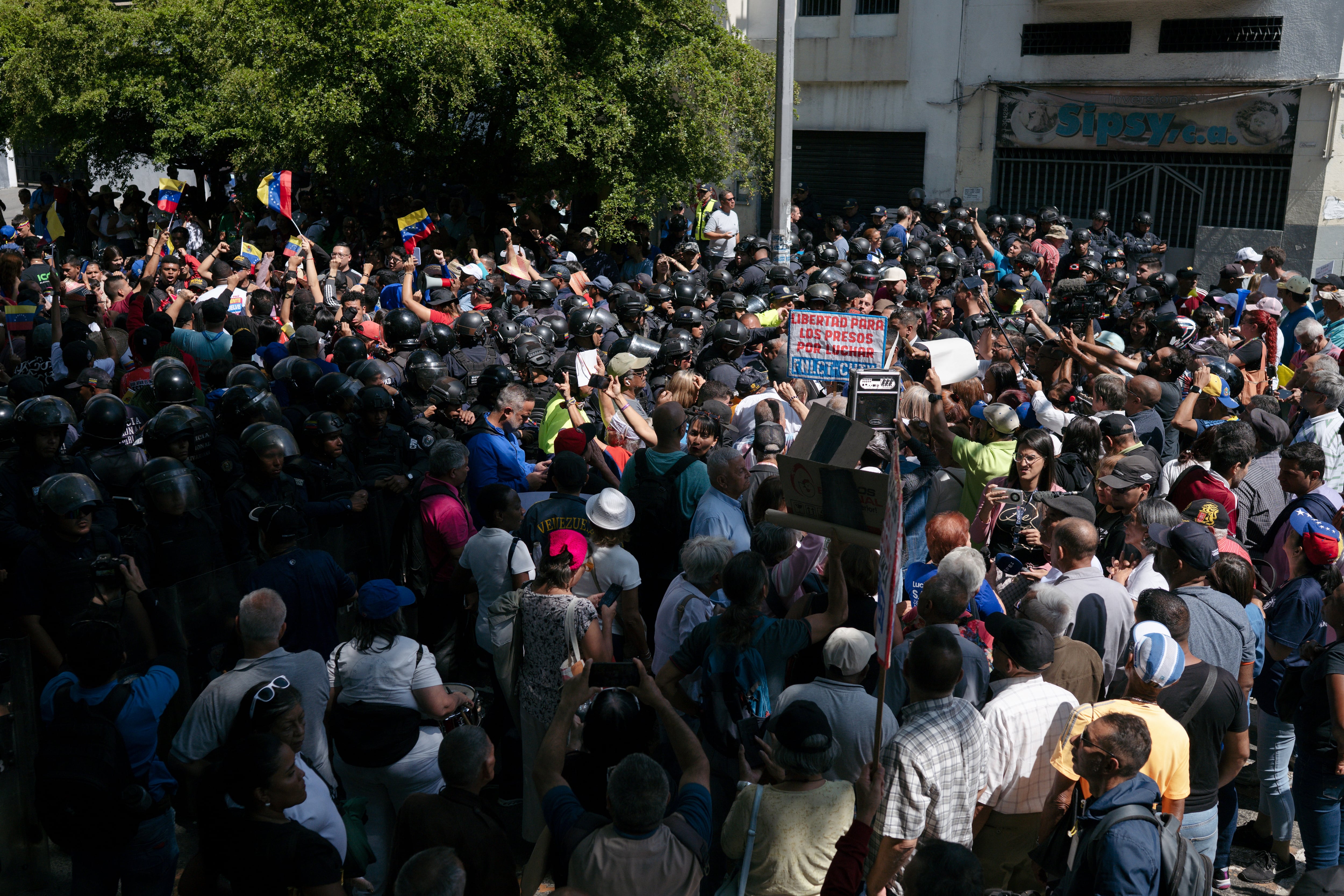 Protesta por salarios más altos, mejores pensiones y la restitución de los derechos laborales en Caracas, el 23 de marzo.