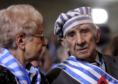 El antiguo prisionero del campo de concentración Auschwitz-Birkenau, Miroslaw Celka, junto a otra superviviente del holocausto en la ceremonia por el 71º aniversario de la liberación del campo de Auschwitz en Oswiecim (Polonia).