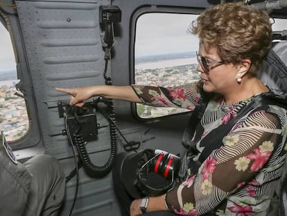 Dilma sobrevoa &aacute;reas alagadas em Uruguaiana.