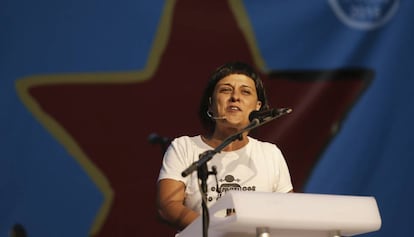 La diputada de la CUP Anna Gabriel interviene tras la manifestacion en la Plaza comercial del Born.